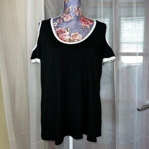 🛍️Black and White Cut Out Shoulders Top